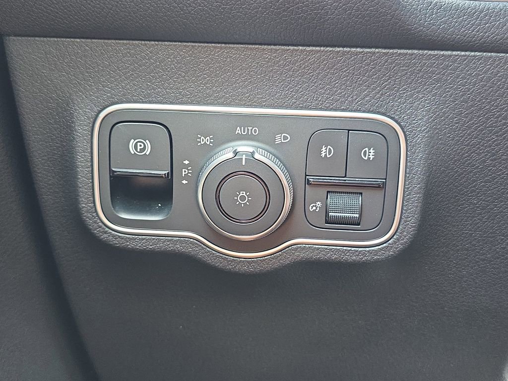 Used 2026 Mercedes-Benz GLB 250 4MATIC image 27