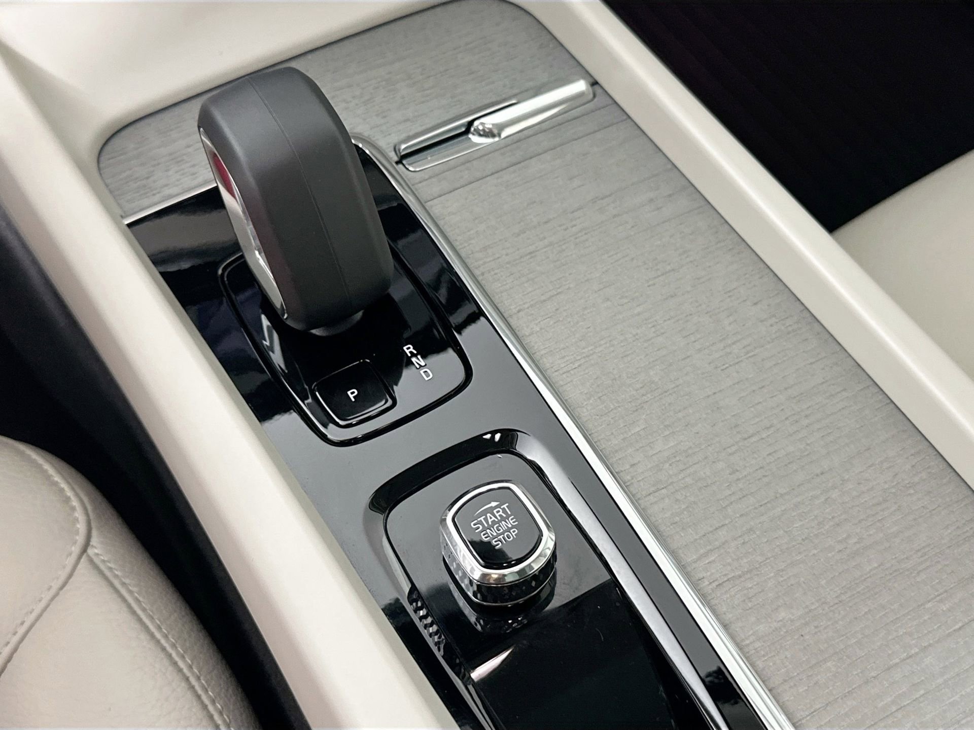 Used 2024 Volvo XC60 T8 Plus w/ Protection Package Premier image 9