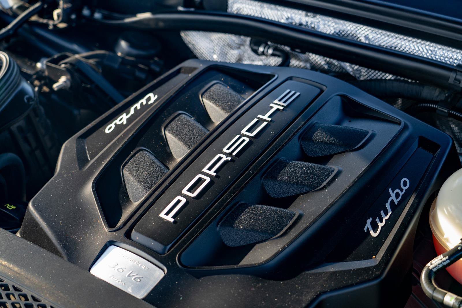 Used 2018 Porsche Macan Turbo AWD/4WD image 32
