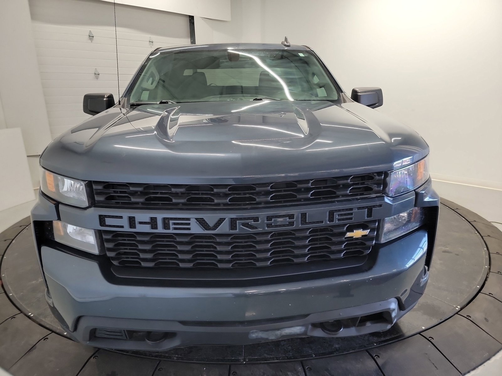 Used 2020 Chevrolet Silverado 1500 Custom w/ Custom Value Package image 2