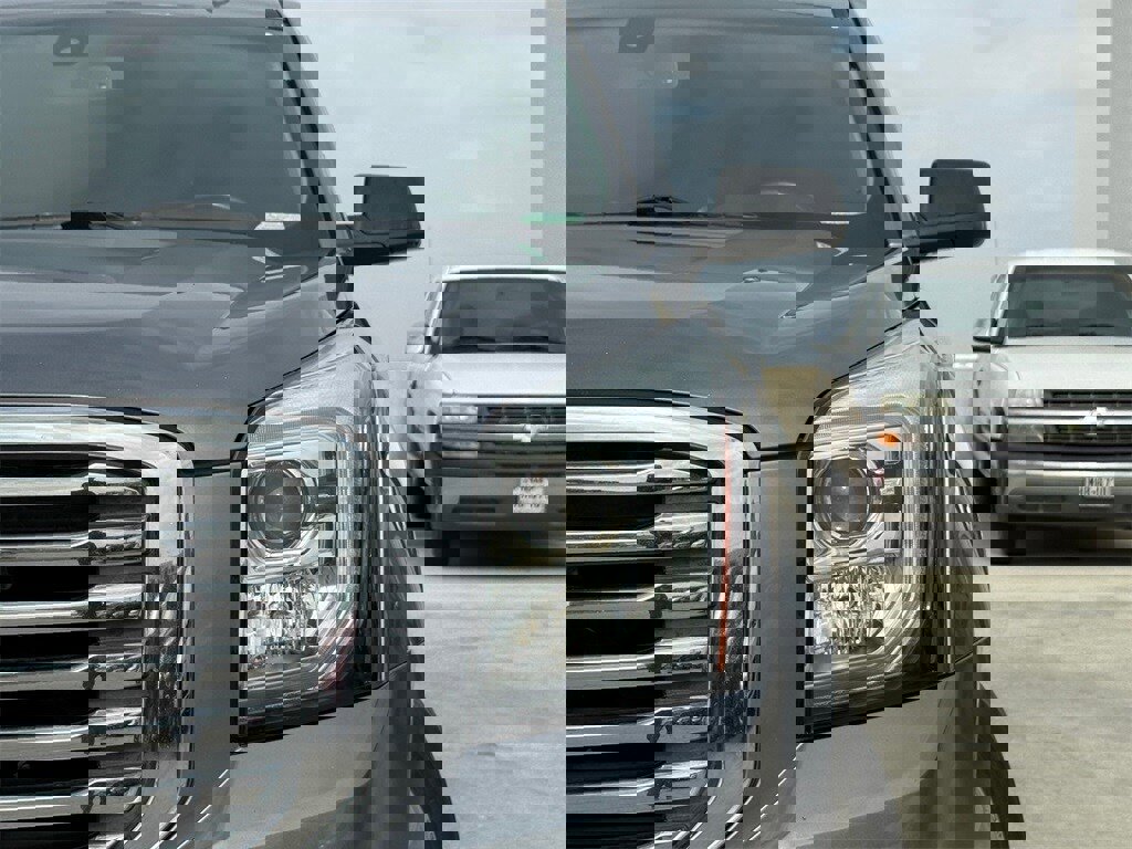 Used 2018 GMC Yukon SLE w/ SLE Value Package image 3