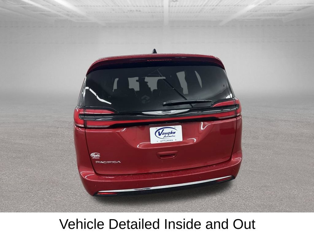 Used 2025 Chrysler Pacifica Select FWD image 11