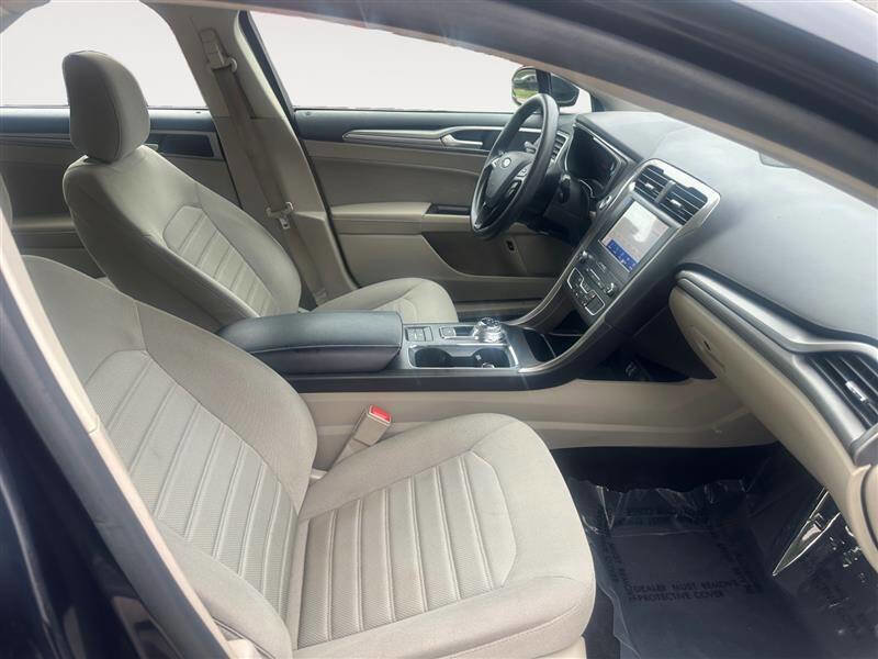 Used 2020 Ford Fusion SE image 15