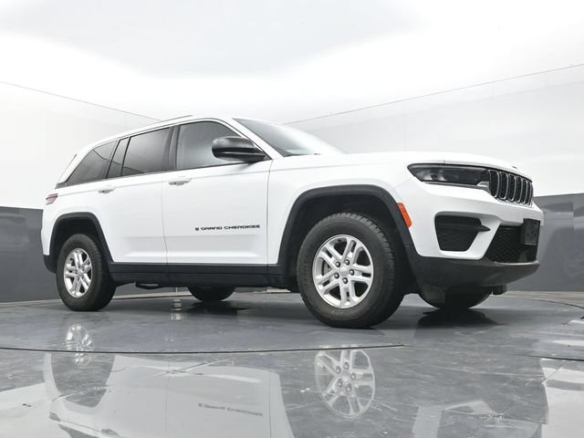 Used 2024 Jeep Grand Cherokee Laredo AWD/4WD image 43