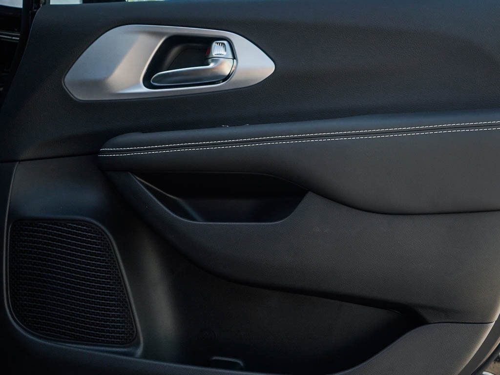 New 2026 Chrysler Pacifica Limited image 10