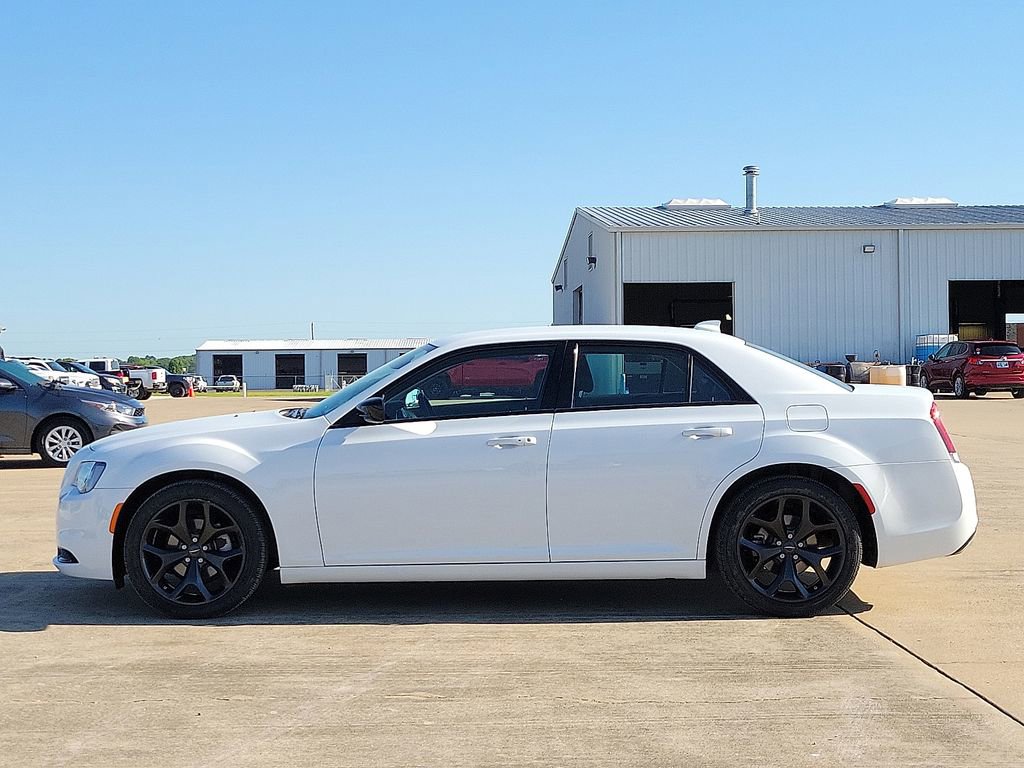 Used 2023 Chrysler 300 Touring w/ Sport Appearance Package image 3