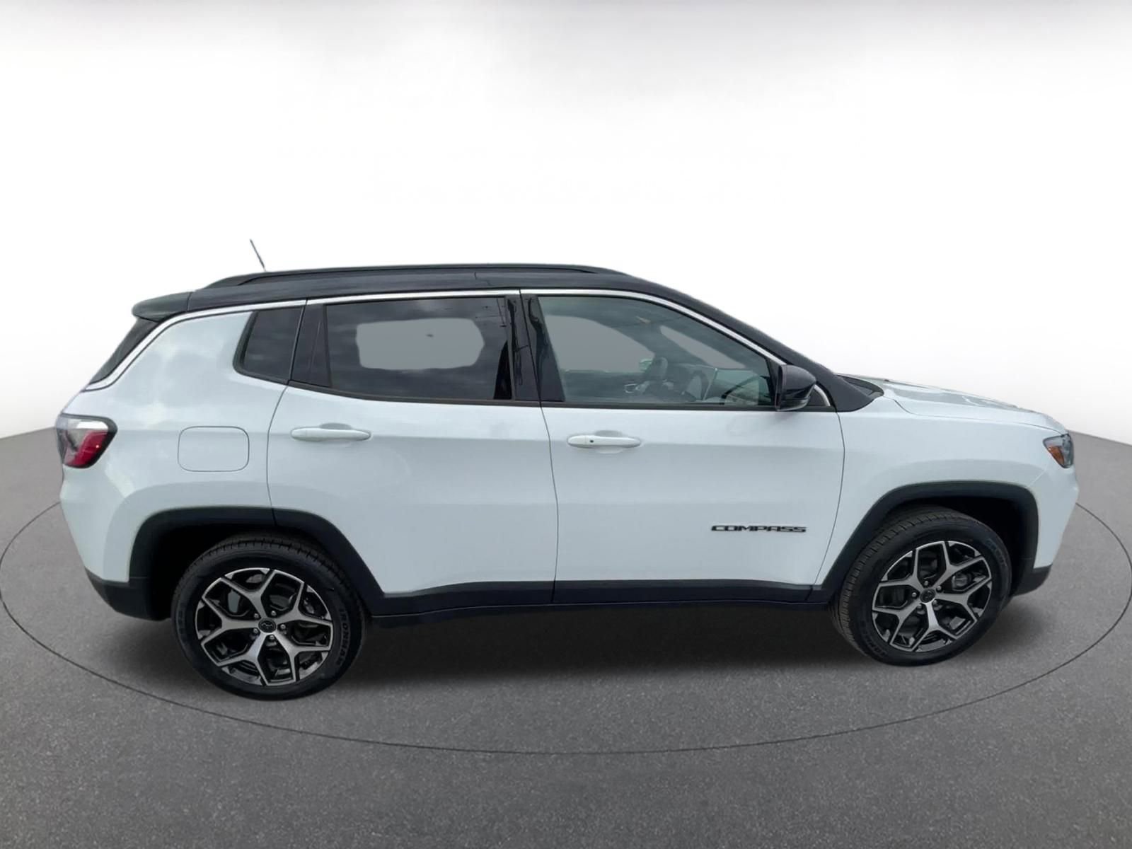 Used 2025 Jeep Compass Limited image 16