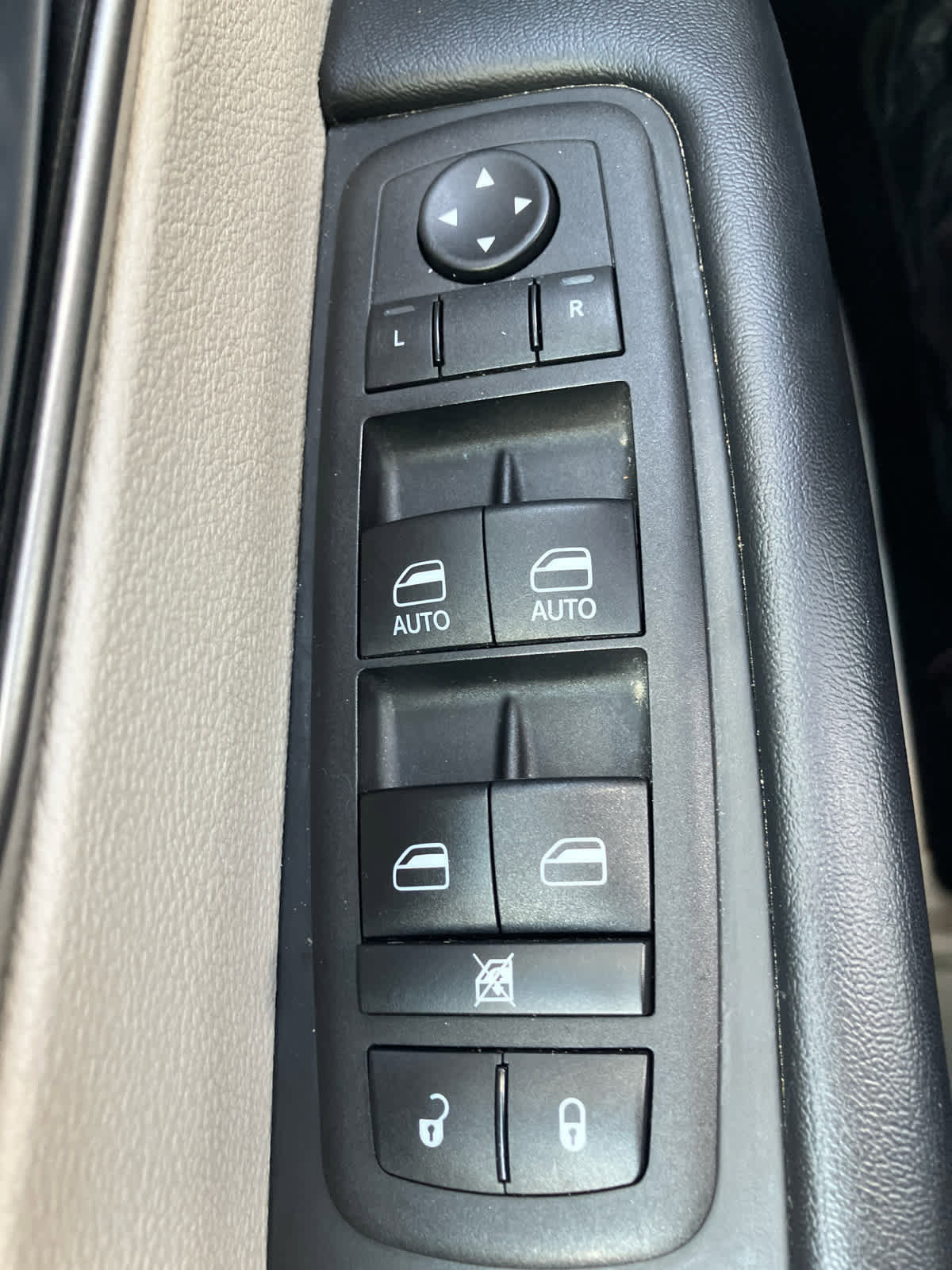 Used 2023 Chrysler Pacifica Touring-L image 13