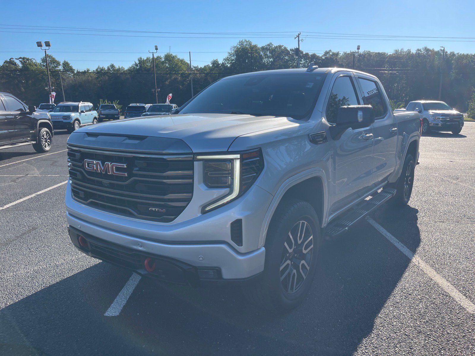 Used 2022 GMC Sierra 1500 AT4 w/ Technology Package AWD/4WD image 3