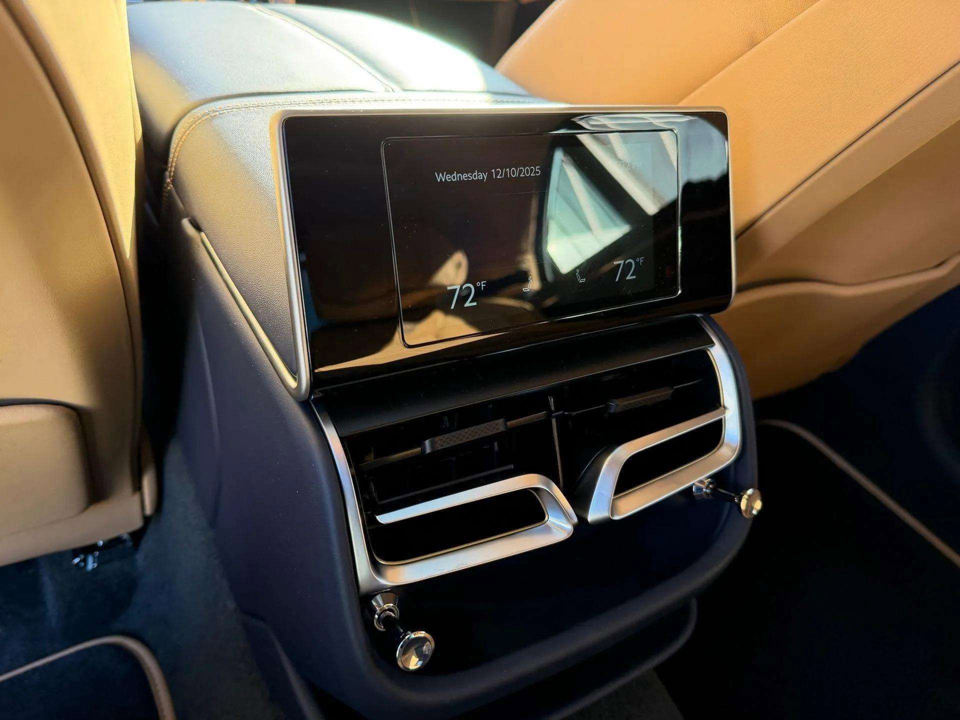 Used 2025 Bentley Flying Spur Plug-In Hybrid image 43