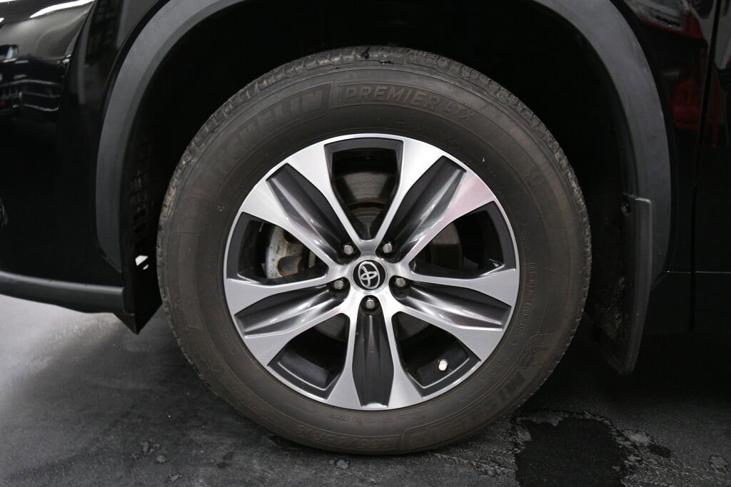 Certified 2023 Toyota Highlander XLE image 36