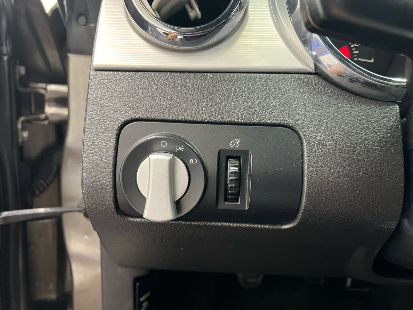 Used 2005 Ford Mustang Deluxe image 17