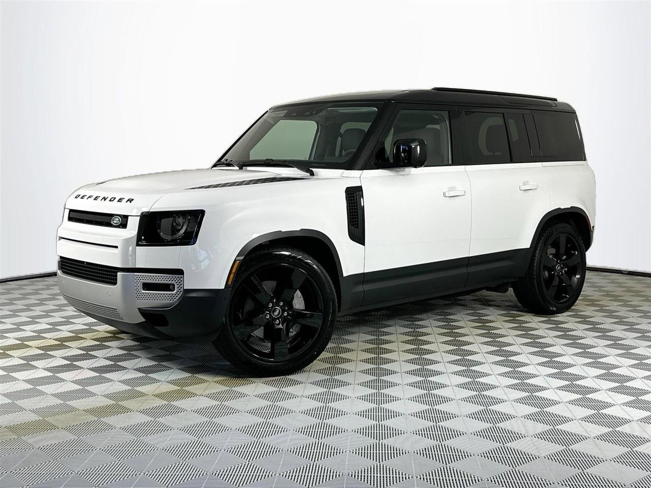 Used 2025 Land Rover Defender 110 S image 1