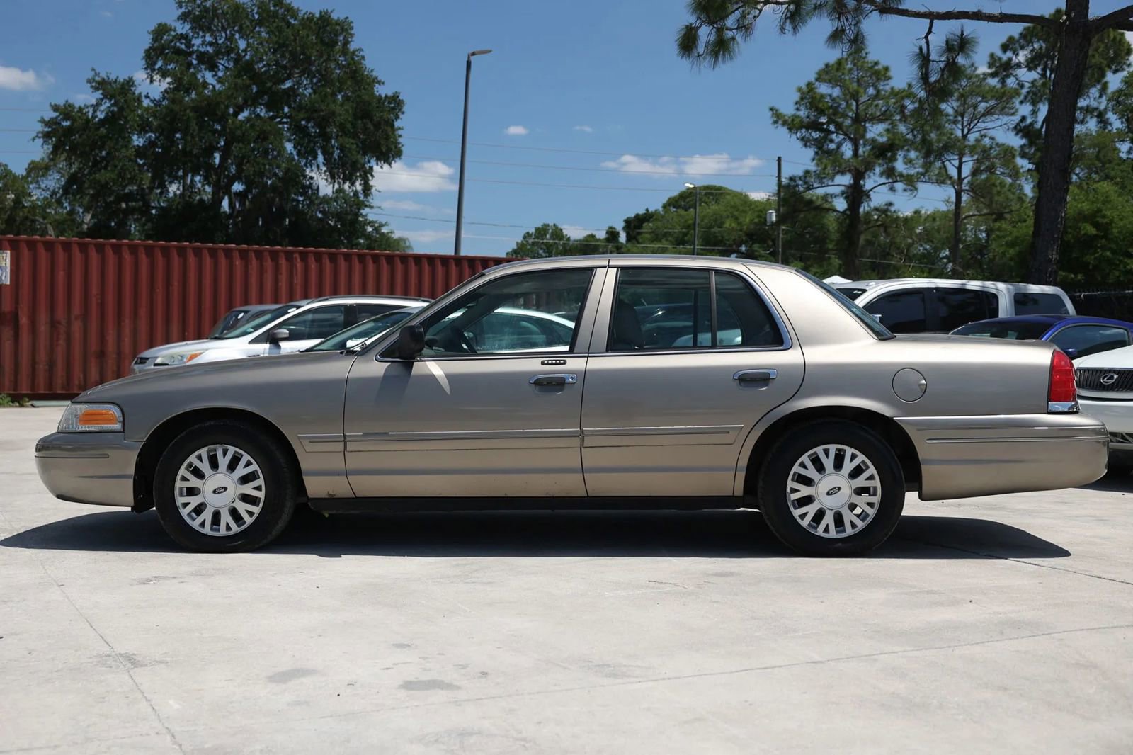 Used 2004 Ford Crown Victoria LX RWD image 3