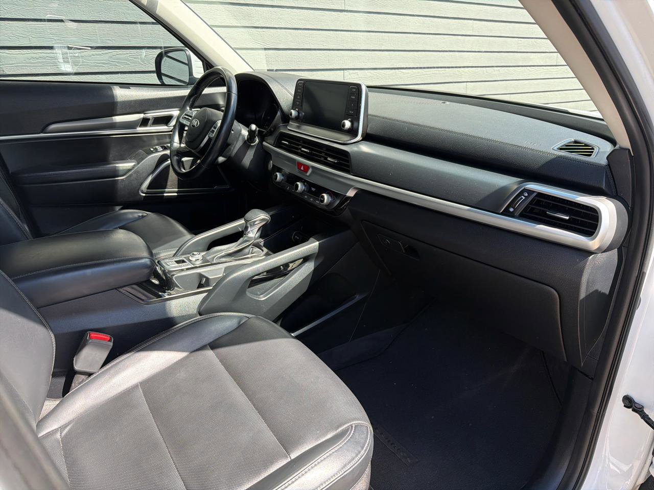 Used 2020 Kia Telluride LX FWD image 25