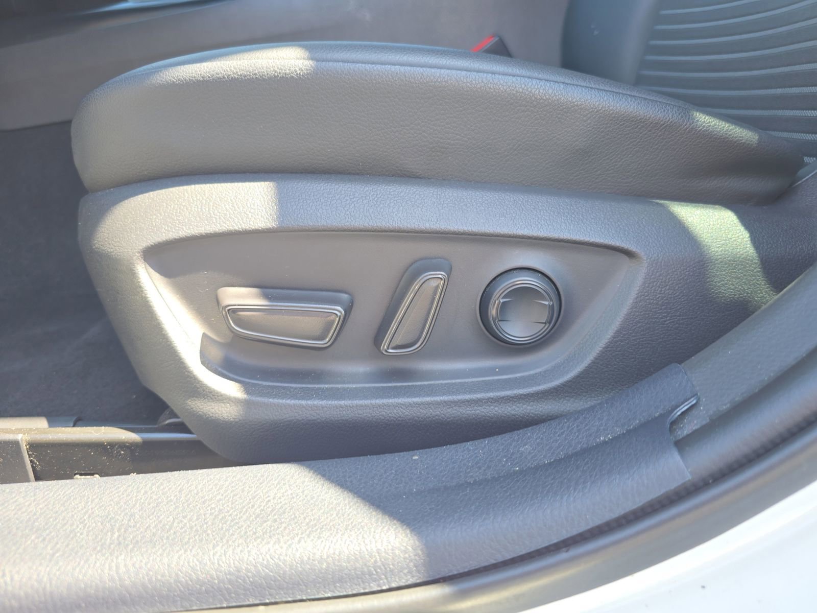 Used 2020 Toyota Camry SE FWD image 17