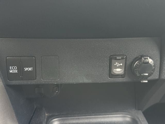 Used 2018 Toyota RAV4 LE FWD image 21