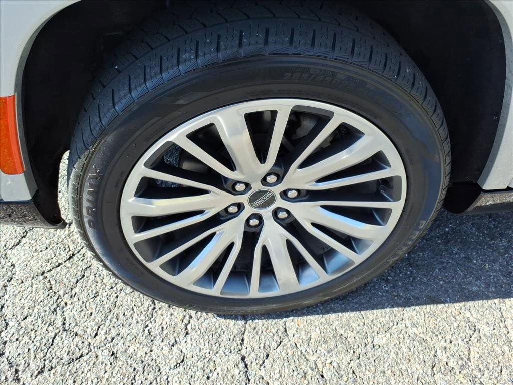 Used 2024 Jeep Grand Wagoneer L Series III image 10