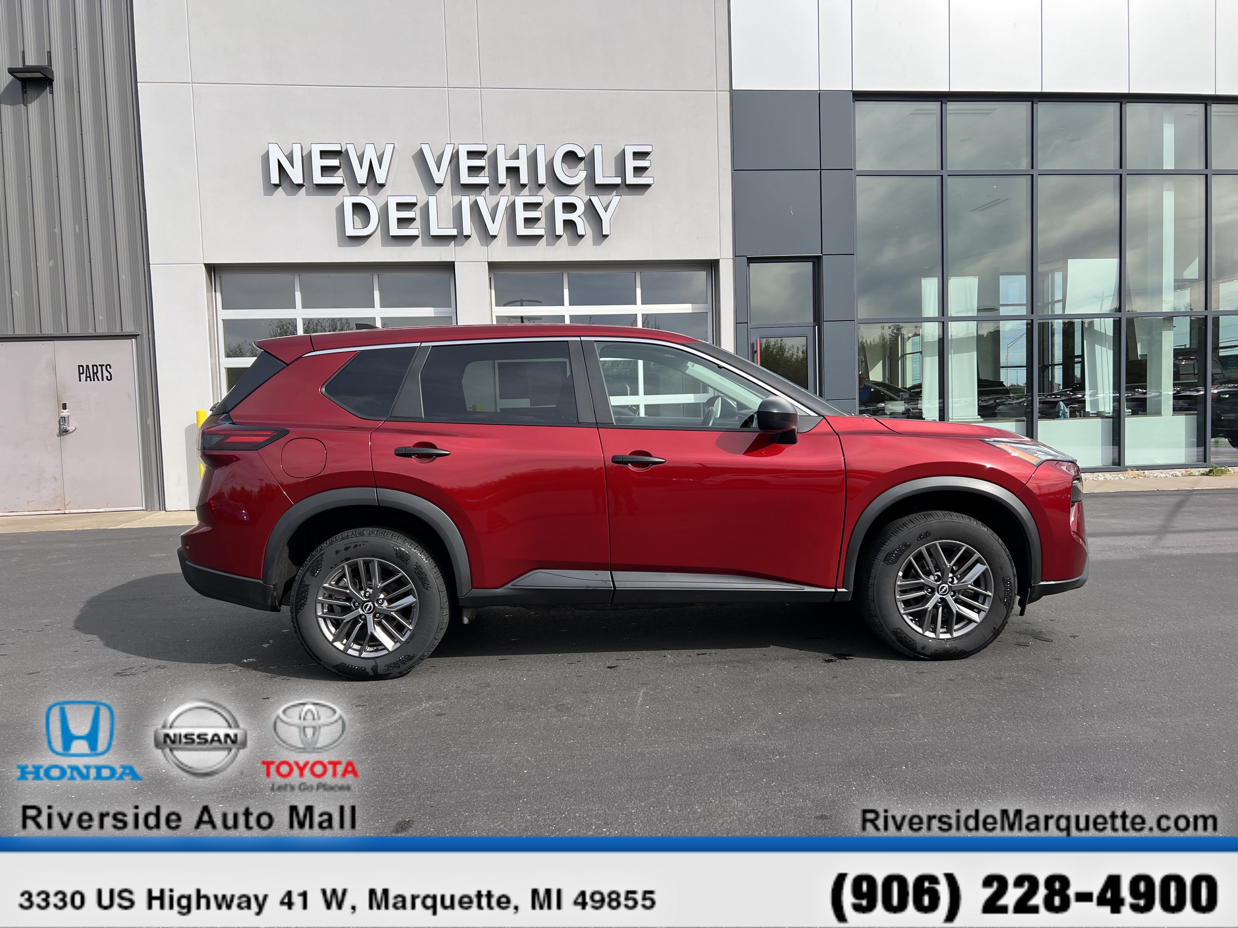 Used 2025 Nissan Rogue S AWD/4WD image 10
