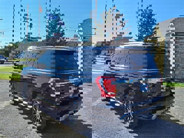 Used 2021 Ford Expedition XLT image 3