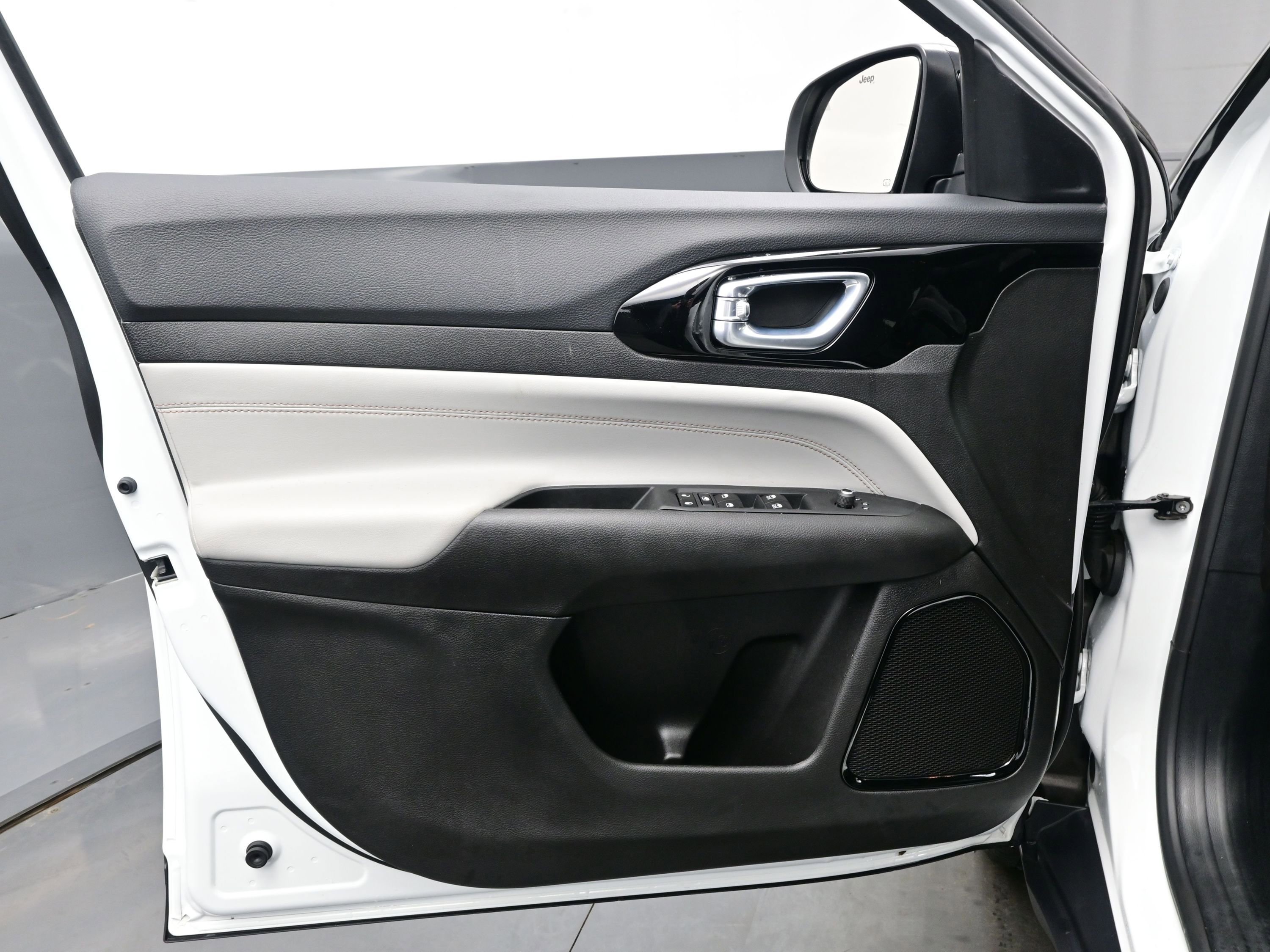 Used 2025 Jeep Compass Limited image 9