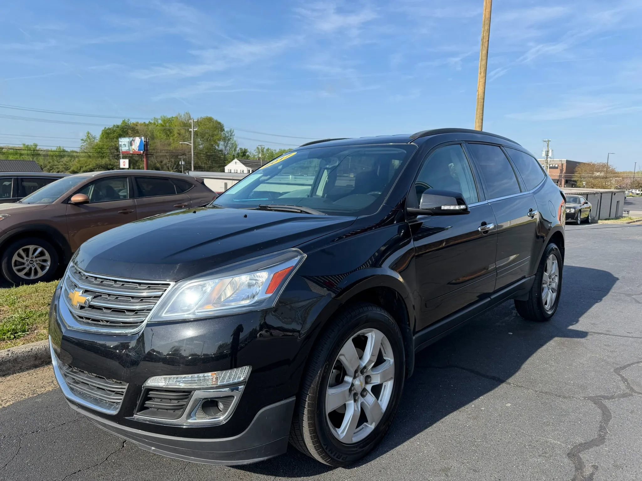 Used 2017 Chevrolet Traverse LT w/ Style and Technology Package FWD image 3