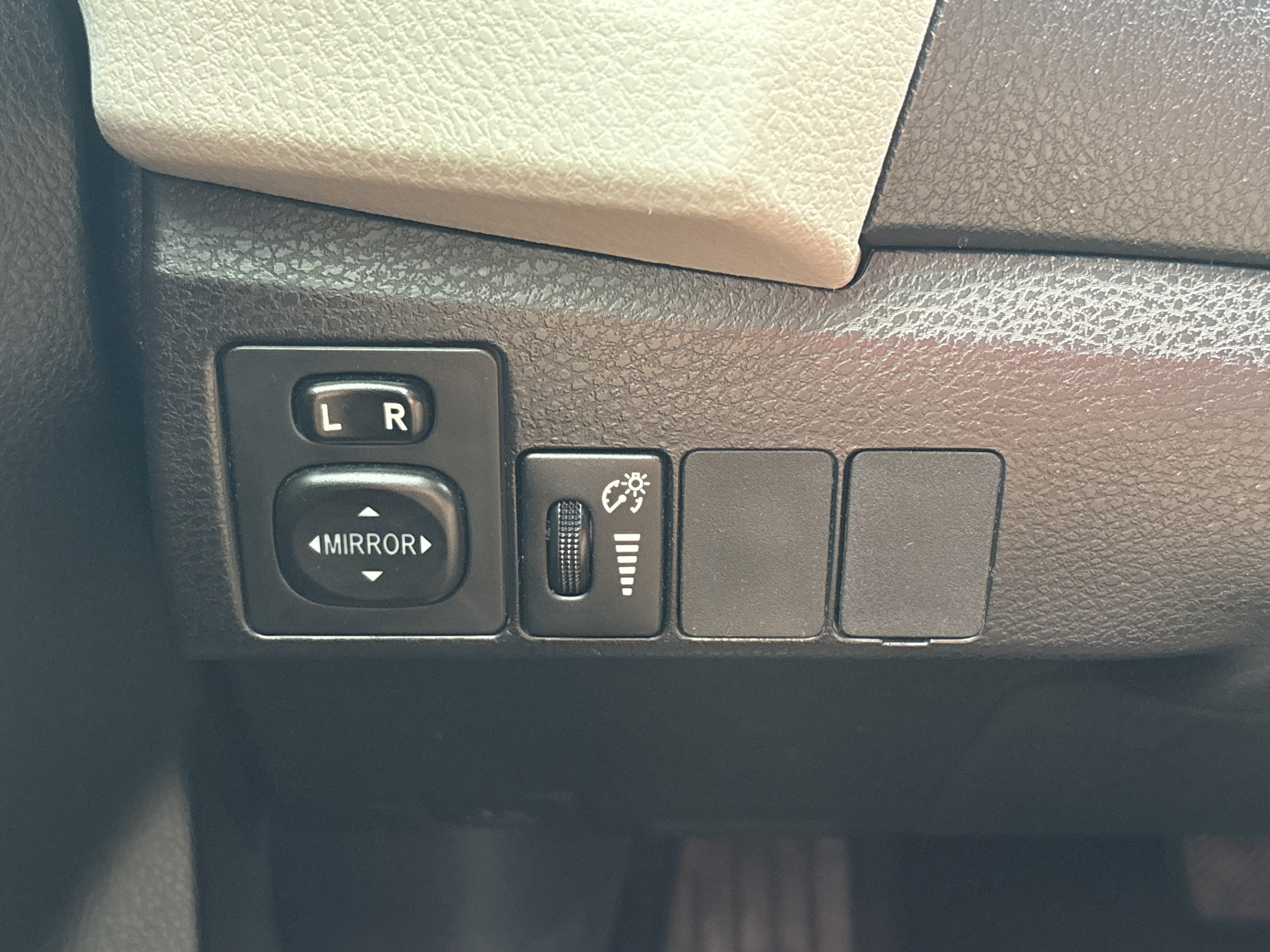 Used 2015 Toyota Corolla LE FWD image 16