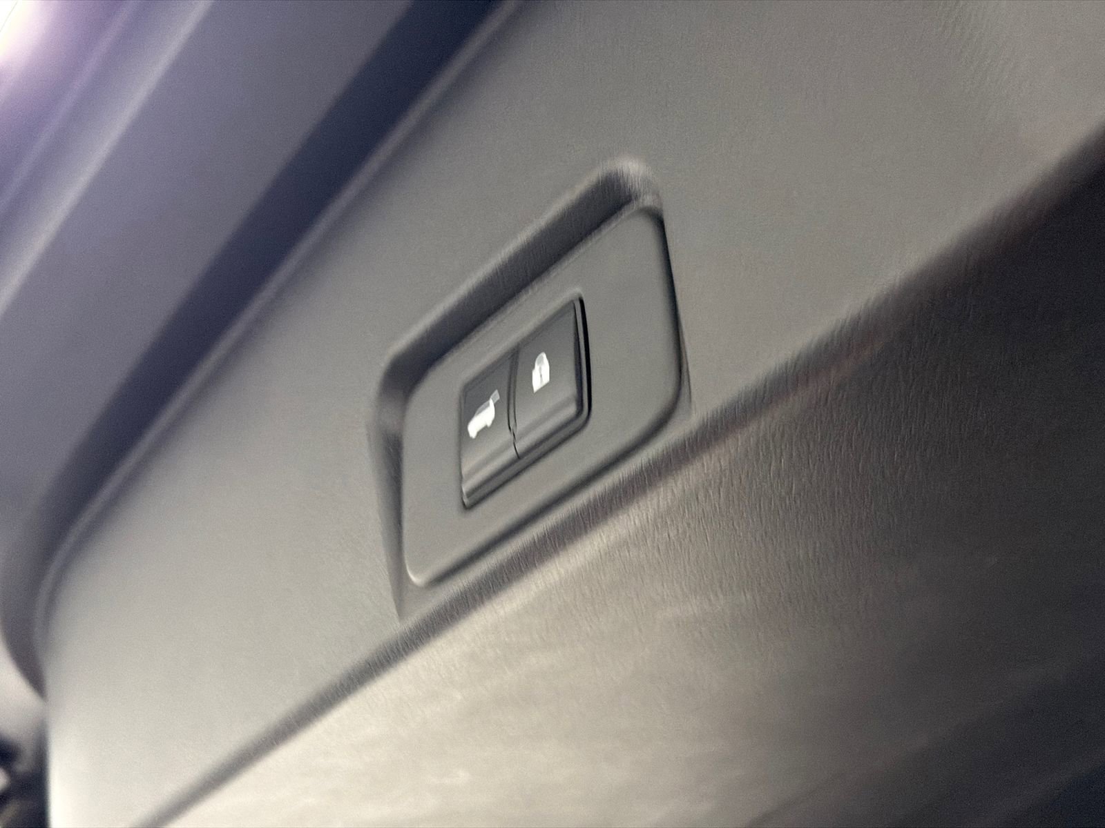 Used 2025 Nissan Rogue SV image 9