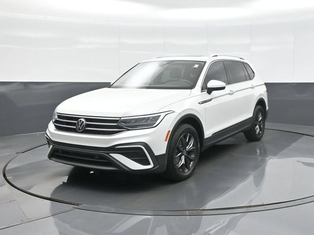 Used 2023 Volkswagen Tiguan SE w/ Panoramic Sunroof Package FWD image 3