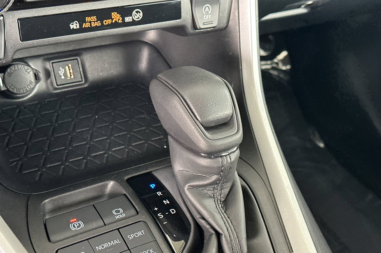 Used 2025 Toyota RAV4 XLE AWD/4WD image 24