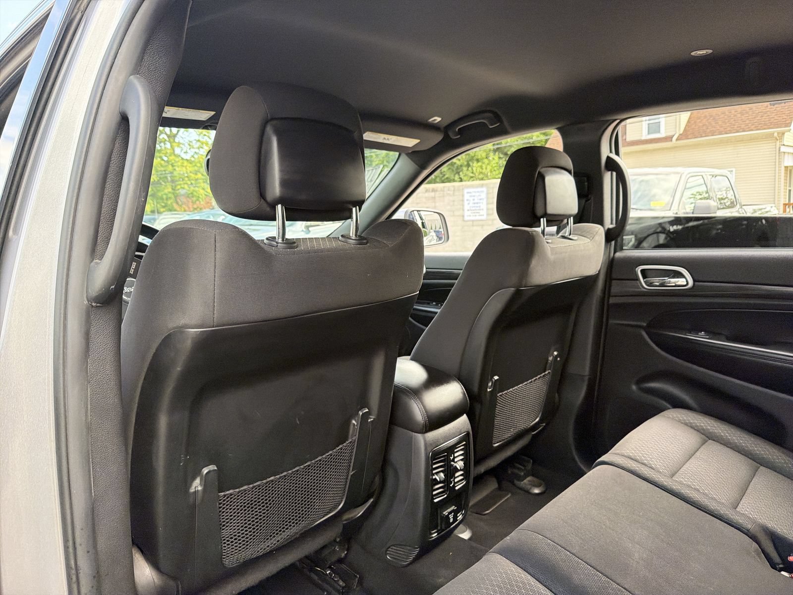 Used 2019 Jeep Grand Cherokee Laredo w/ Security & Convenience Group AWD/4WD image 21