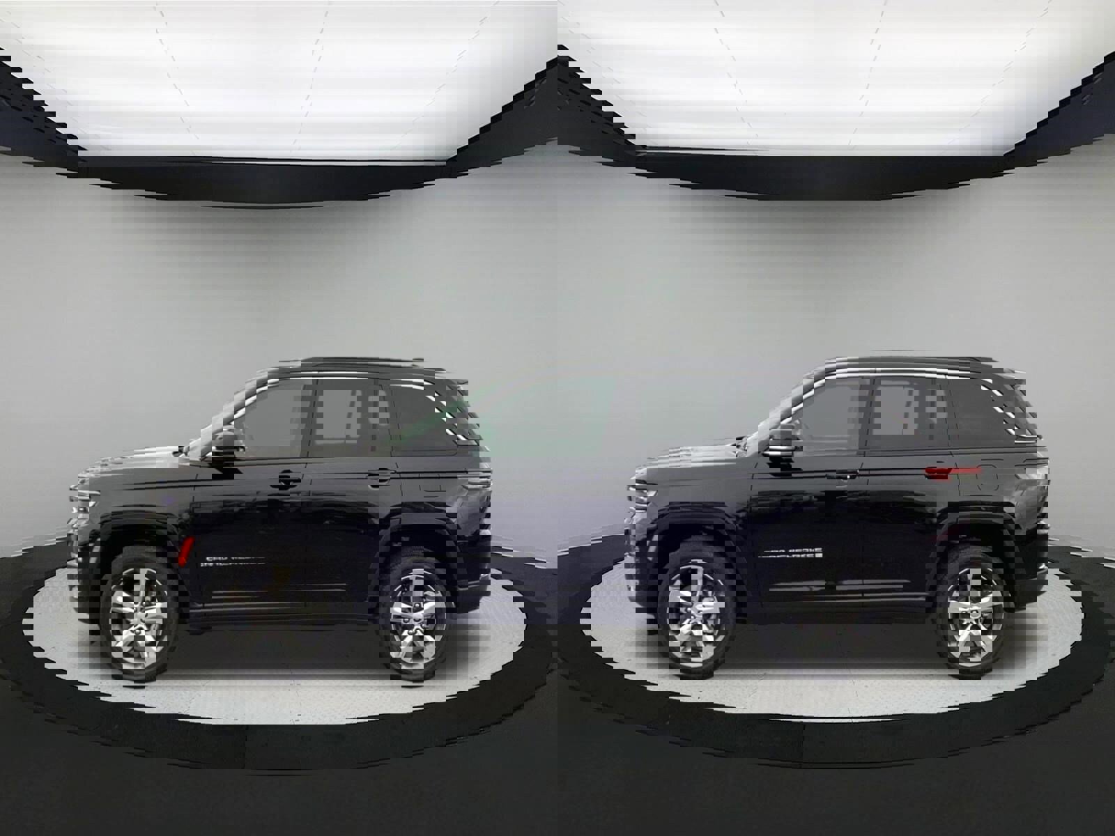 Used 2024 Jeep Grand Cherokee Limited w/ Luxury Tech Group II image 5