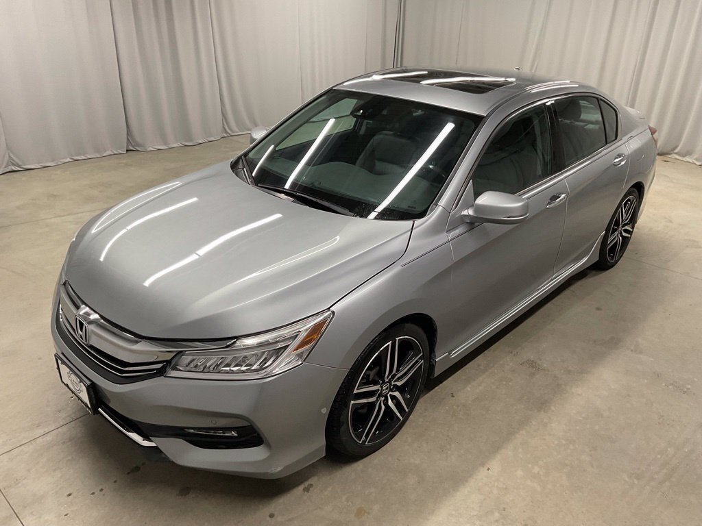 Used 2017 Honda Accord Touring image 3