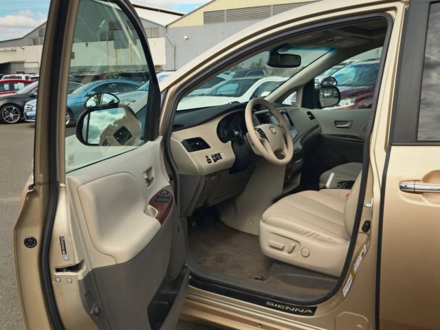 Used 2011 Toyota Sienna XLE w/ XLE Navigation Pkg FWD image 19