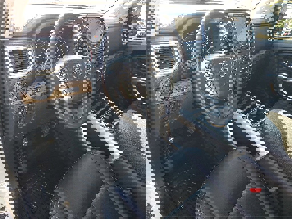 Used 2020 Nissan Titan SL w/ Moonroof Package image 6