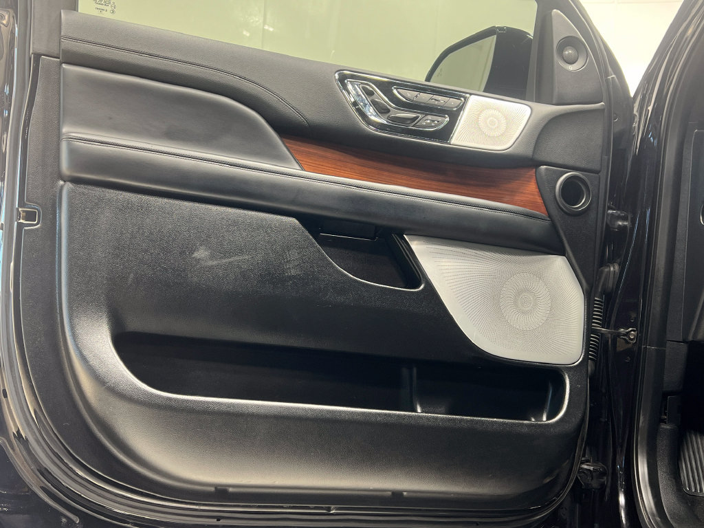 Used 2019 Lincoln Navigator Reserve AWD/4WD image 16