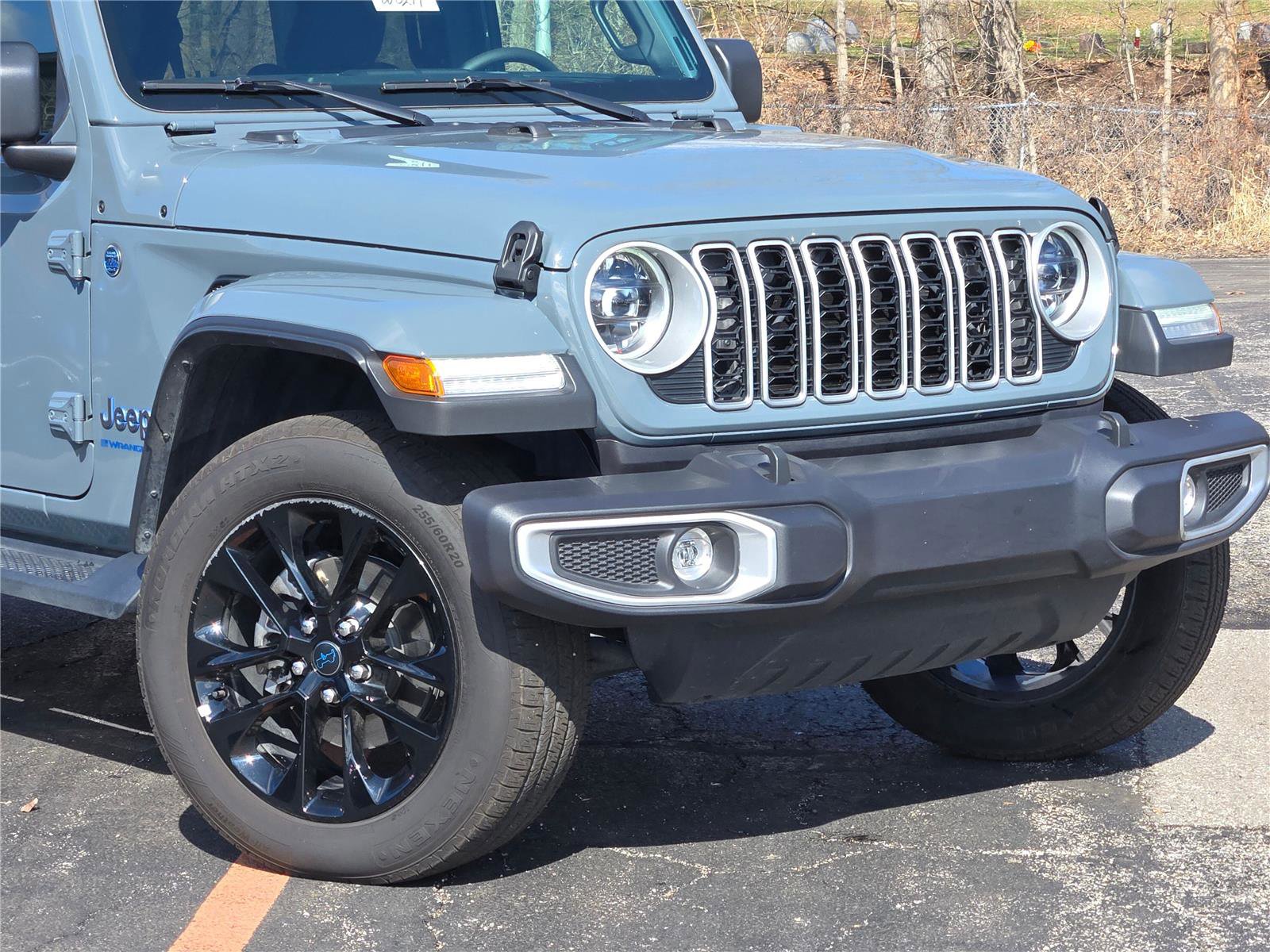 Used 2025 Jeep Wrangler Sahara AWD/4WD image 2