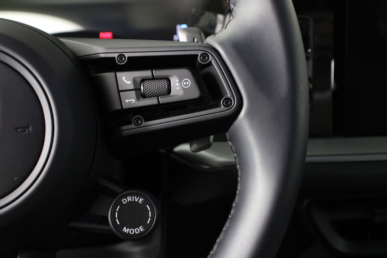 Certified 2025 Porsche Cayenne S image 15