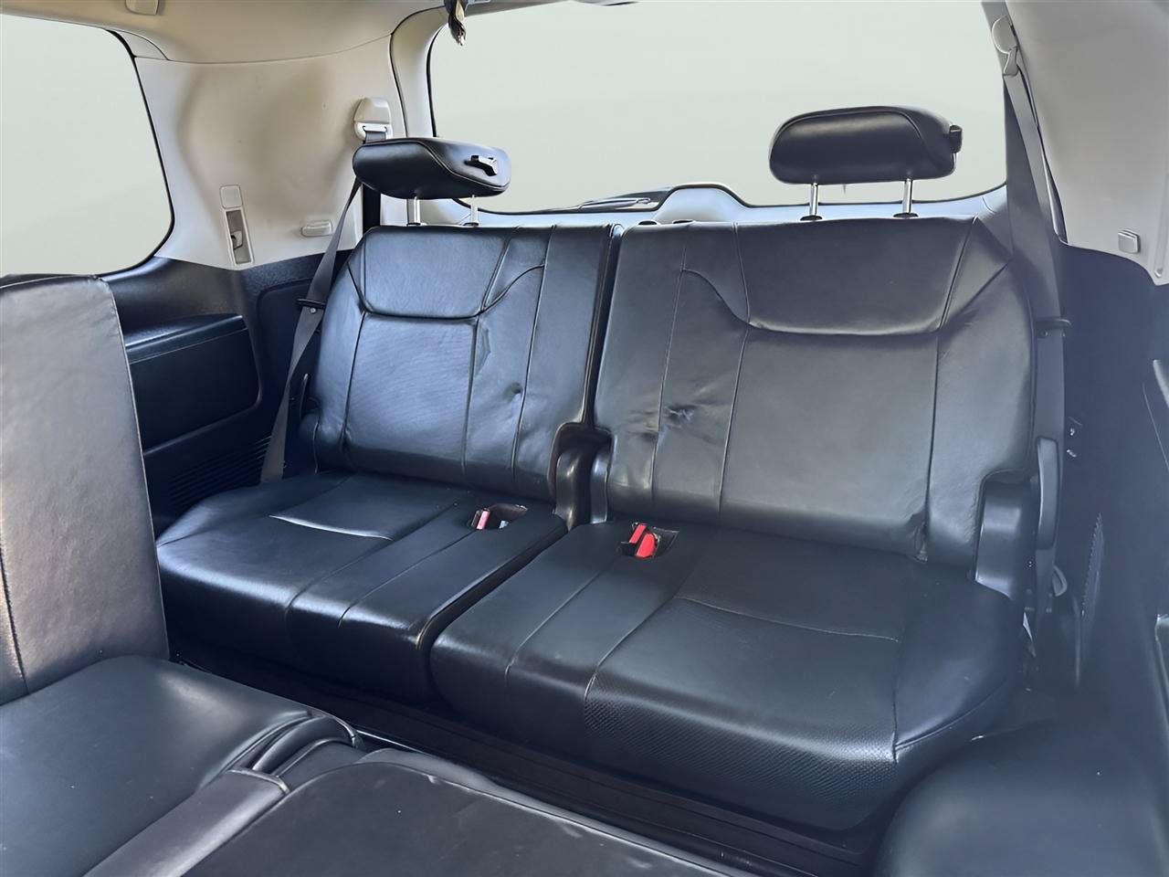 Used 2011 Lexus LX 570 4WD w/ Luxury Pkg image 18