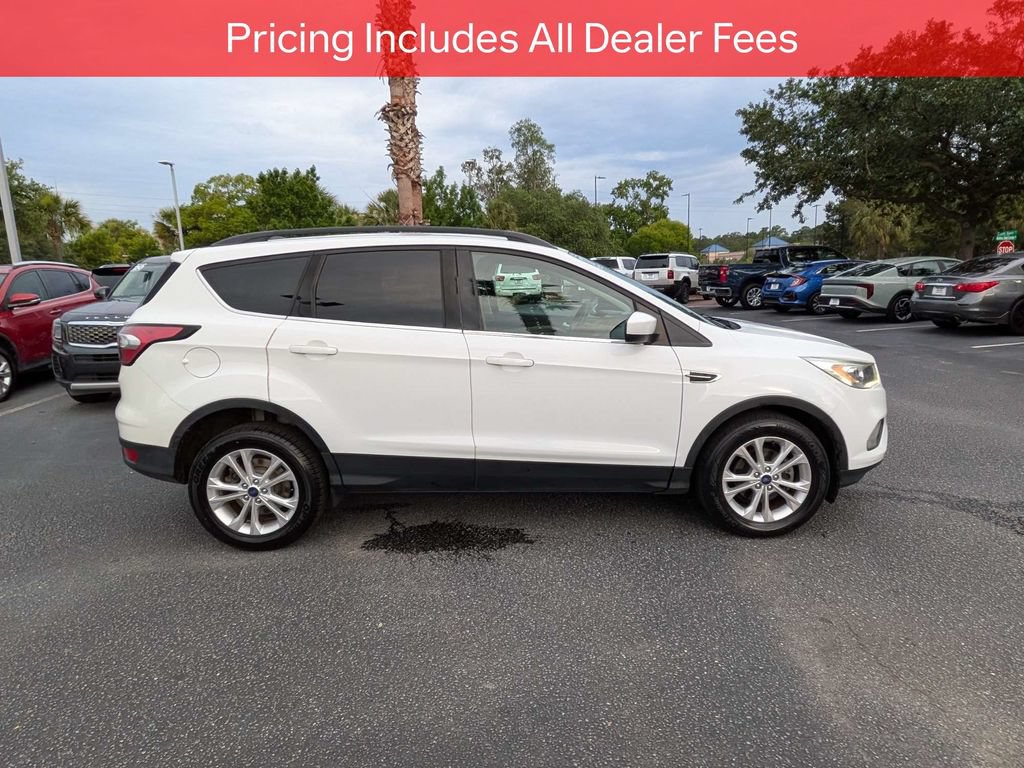Used 2017 Ford Escape SE w/ Equipment Group 201A FWD image 3