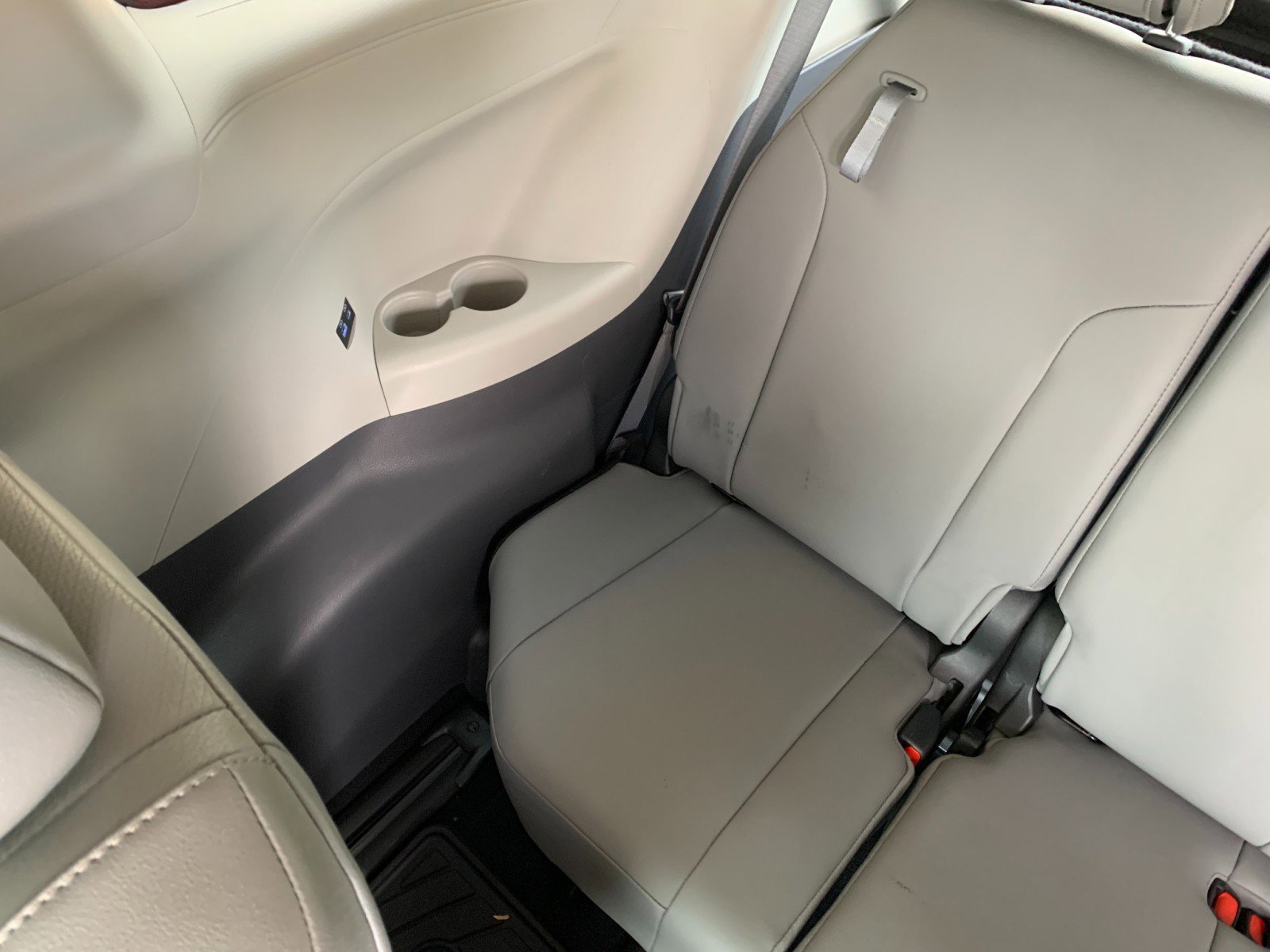 Used 2022 Toyota Sienna XLE AWD/4WD image 36