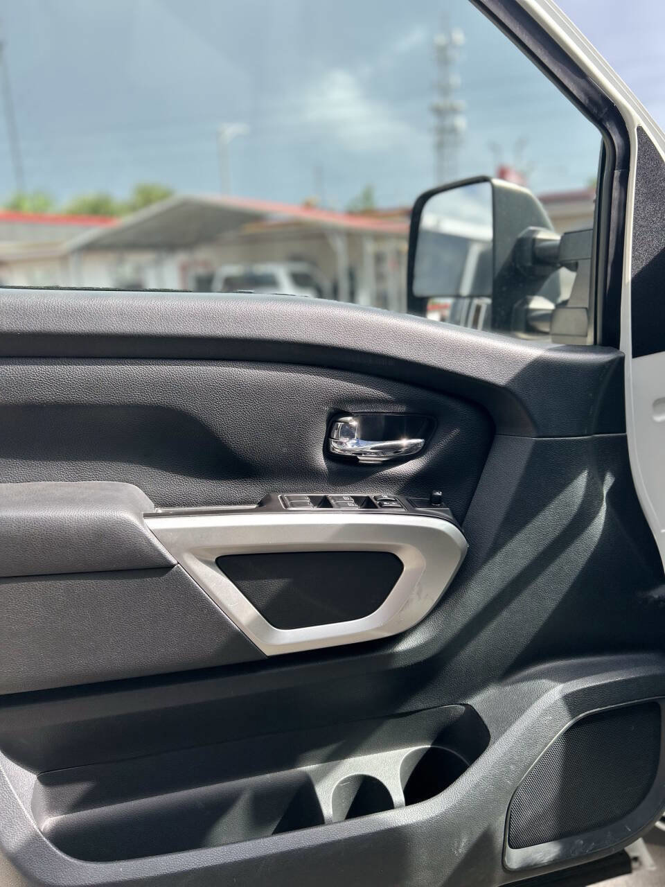 Used 2020 Nissan Titan SV w/ SV Convenience Package image 8