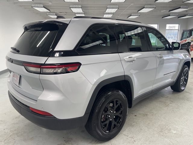 Used 2025 Jeep Grand Cherokee Altitude AWD/4WD image 14