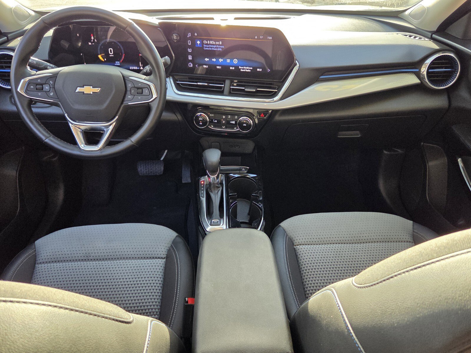Used 2025 Chevrolet Trax LT w/ LT Convenience Package FWD image 16