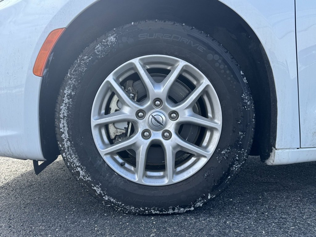 Used 2024 Chrysler Pacifica Touring-L image 16