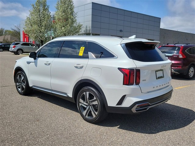 Used 2022 Kia Sorento EX w/ Panoramic Sunroof Package image 3