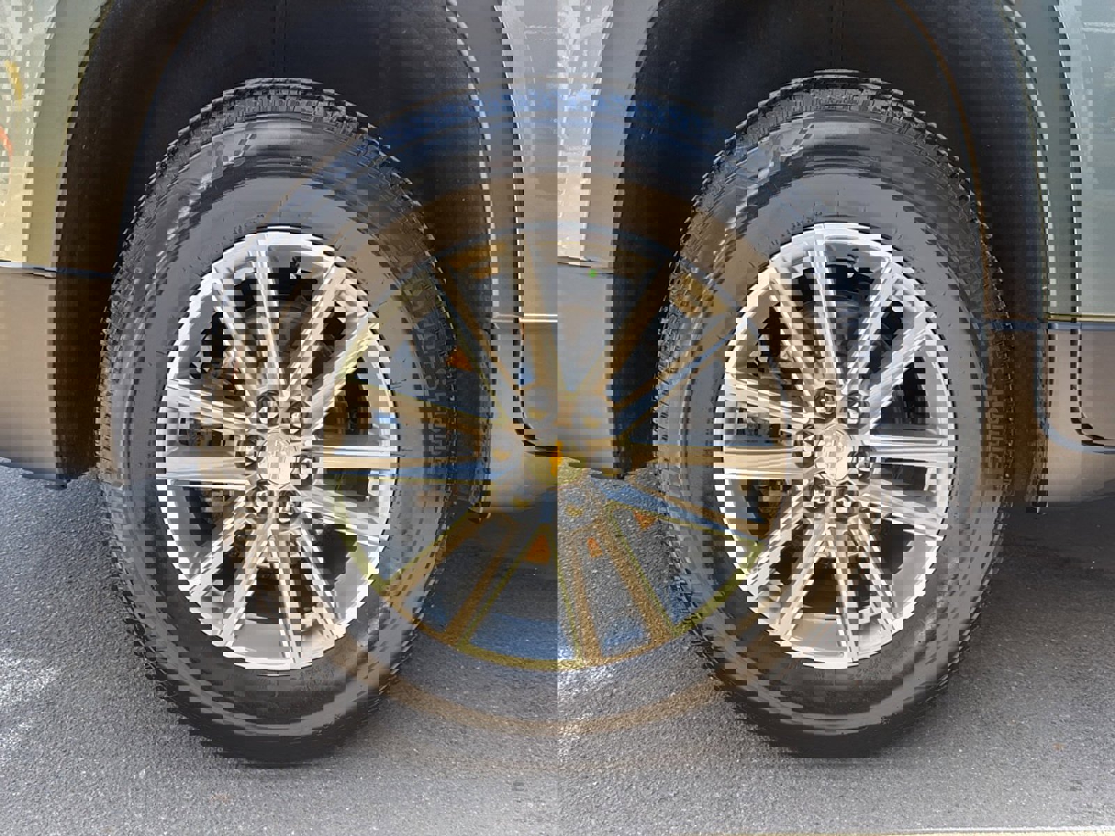 Used 2023 Chevrolet Traverse LT w/ Rear Camera Mirror Package image 42