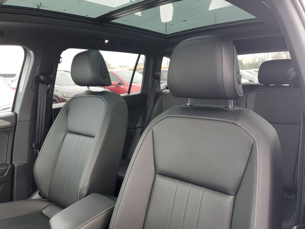 Used 2022 Volkswagen Tiguan SE R-Line image 14