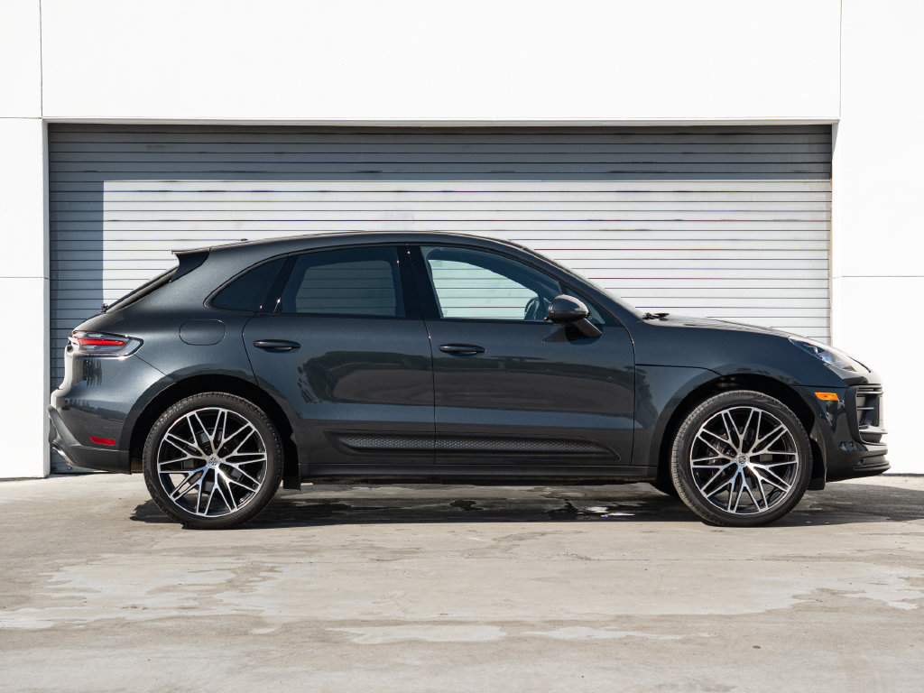 Certified 2023 Porsche Macan AWD/4WD image 29