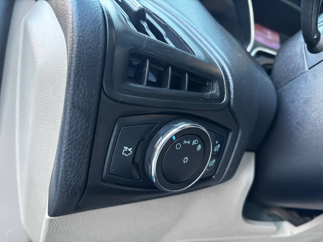 Used 2014 Ford Focus SE FWD image 34